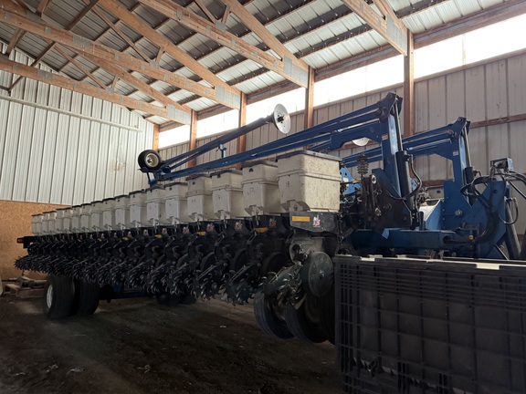 2004 Kinze 3700