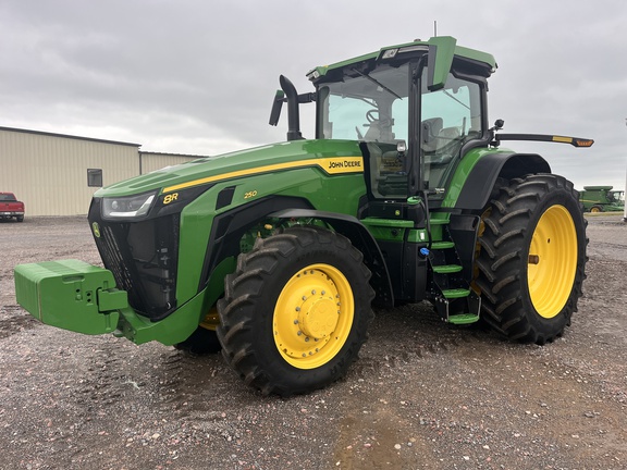 2025 John Deere 8R 250