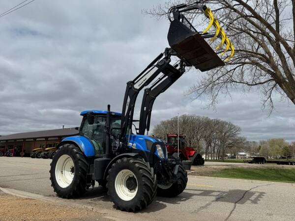 2014 New Holland T7.200 with loader