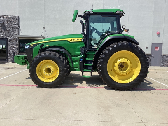 2025 John Deere 8R 250