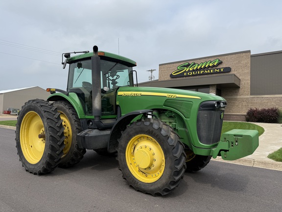 2005 John Deere 8220